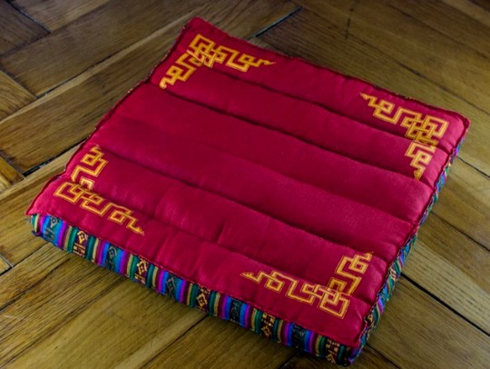 tibetsky cerveny meditacni polstarek